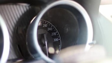 Takım rallide arabayı çalıştırmaya hazırlanıyor. 