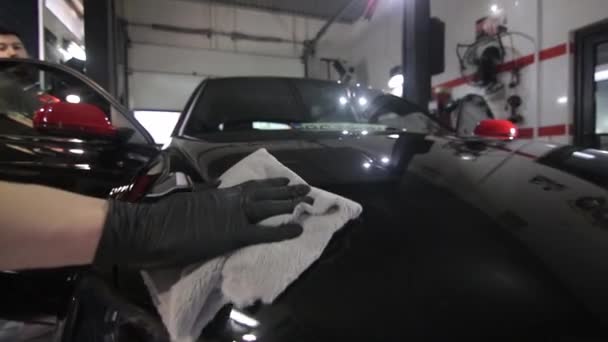 Manuaalinen autopesu. Mies pesee autonsa erityisestä letkusta. Manuaalinen kannettava autopesu. Yksityiskohtainen ja lempeä auton hoito — kuvapankkivideo