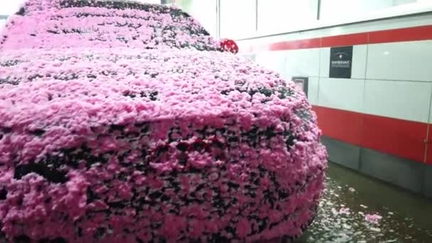 Manual car wash. A man washes his sedan from a special hose. Manual portable car wash. Detailed and gentle car care — Stock Video