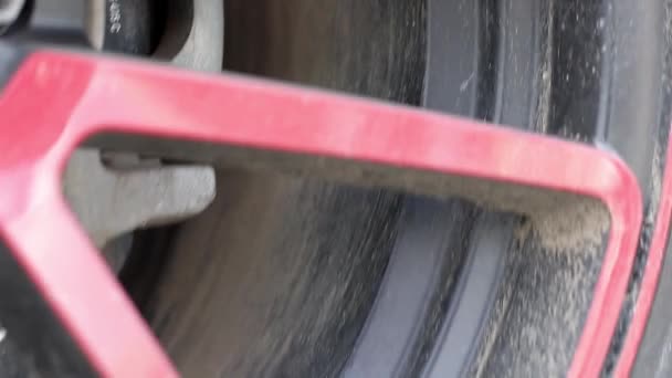 Un homme lave sa berline à l'aide d'un tuyau spécial. Lavage de voiture portable manuel. Soins de voiture détaillés et doux — Video