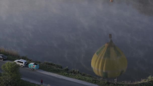 Värikäs punainen sininen keltainen väri kuumailmapallot antenni lento yli kaunis syksyn metsät Sunet Mountains kaunis maisema tausta aurinkoinen loma matkakohde käsite kuvapankkivideo