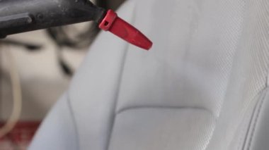 Deri koltukları tozdan ve çamurdan sil ve parlat. Profesyonel oto temizleme.