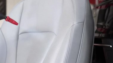 Deri koltukları tozdan ve çamurdan sil ve parlat. Profesyonel oto temizleme.