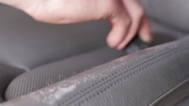 Deri koltukları tozdan ve çamurdan sil ve parlat. Profesyonel oto temizleme.