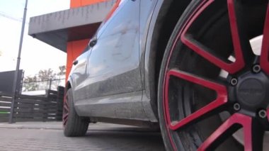 El yıkaması, özel bir hortumla arabasını yıkayan bir adam. El ile taşınabilir araba yıkama. Ayrıntılı ve nazik araba bakımı