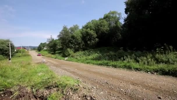 Rally racerbil drivende på grusbane – stockvideo