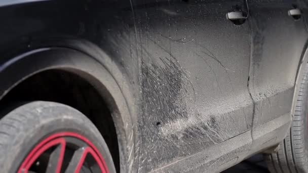 Manual car wash. A man washes his sedan from a special hose. Manual portable car wash. Detailed and gentle car care — Stock Video