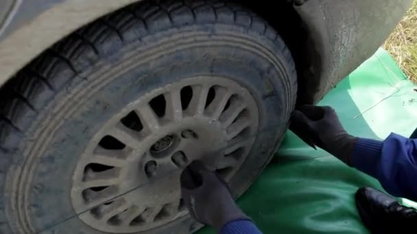 El equipo prepara el coche para la salida, en el Rally — Vídeos de Stock