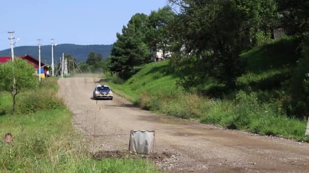 Rally racerbil drivende på snavs spor – Stock-video