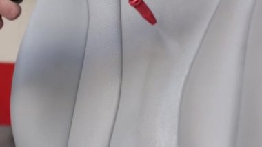 Deri koltukları tozdan ve çamurdan sil ve parlat. Profesyonel oto temizleme.