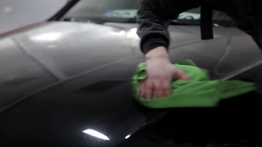 El yıkaması, özel bir hortumla arabasını yıkayan bir adam. El ile taşınabilir araba yıkama. Ayrıntılı ve nazik araba bakımı