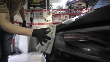 El yıkaması, özel bir hortumla arabasını yıkayan bir adam. El ile taşınabilir araba yıkama. Ayrıntılı ve nazik araba bakımı