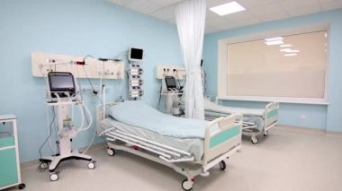 Modern doğumhane ekipmanla dolu.