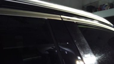 El yıkaması, özel bir hortumla arabasını yıkayan bir adam. El ile taşınabilir araba yıkama. Ayrıntılı ve nazik araba bakımı