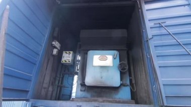 Güneş altında çöp yakma tesisi.,