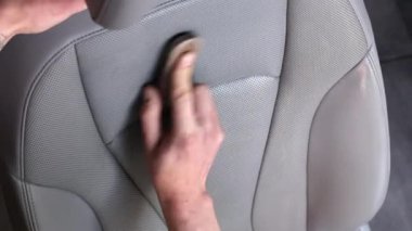 Deri koltukları tozdan ve çamurdan sil ve parlat. Profesyonel oto temizleme.
