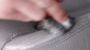 Deri koltukları tozdan ve çamurdan sil ve parlat. Profesyonel oto temizleme.