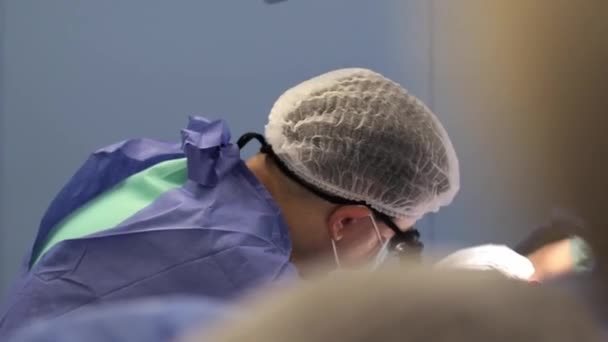 Kirurgen läkare som arbetar med särskild lampa belysning med hjälp av elektriska kauteri hjärtkirurgi intervention närbild, öppen naveloperation minimalt invasiv kirurgi — Stockvideo