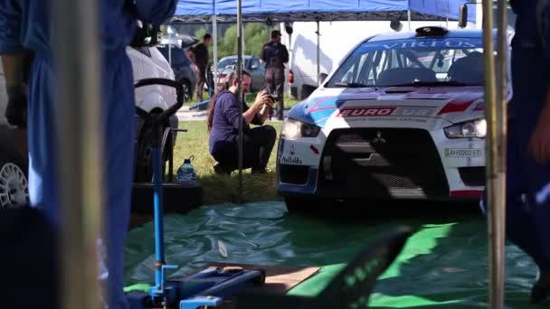 Teamet forbereder bilen til start, på Rally – stockvideo