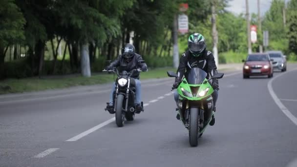 Motociclista motociclista monta uma moto. Passeios em uma estrada rural Aventuras em uma bicicleta de gato na natureza. — Vídeo de Stock