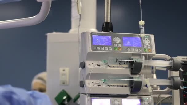 Chirurg Arzt, der mit einer speziellen Lampenbeleuchtung operiert, mit elektrischer Kauterherzchirurgie Nahaufnahme, minimalinvasive Chirurgie am offenen Nabelschnurgelenk — Stockvideo