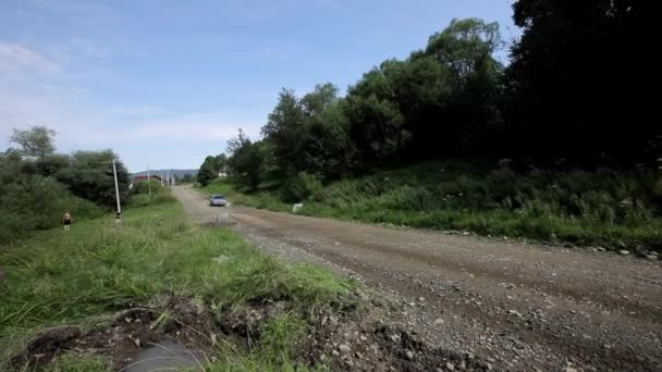 경주 용 자동차가 흙길을 질주하고 있다 — 비디오