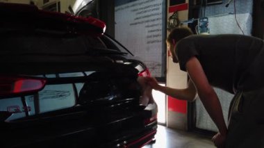 El yıkaması, özel bir hortumla arabasını yıkayan bir adam. El ile taşınabilir araba yıkama. Ayrıntılı ve nazik araba bakımı