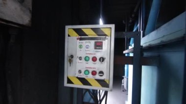 Güneş altında çöp yakma tesisi.,