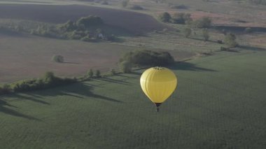 Renkli Kırmızı Mavi Renkler Sıcak Hava Balonları Güzel Sonbahar Ormanı üzerinde Sunet Dağları Güzel Manzara Güneşli Arka plan Seyahat Seyahat Konsepti