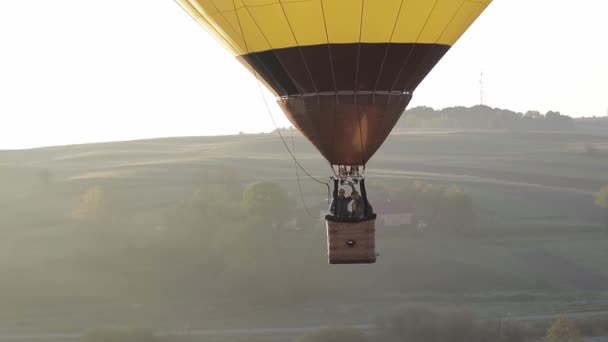 Ilmakuva ilmapallo lentää maaseudulla. Suuri maisema. — kuvapankkivideo
