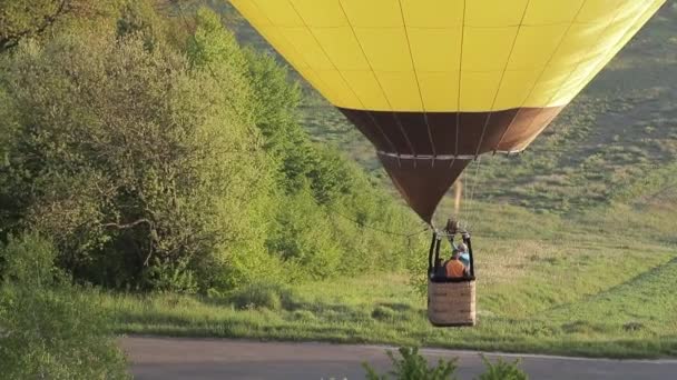 Ilmakuva ilmapallo lentää maaseudulla. Suuri maisema. — kuvapankkivideo