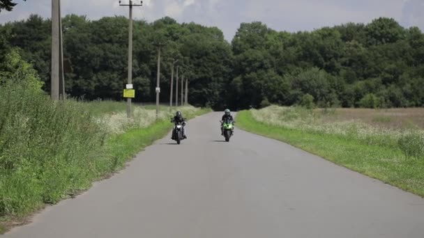 Motosikletli bir motorsikletli. Doğada bir kır yolunda gezintiler Kedi bisikleti maceraları. — Stok video