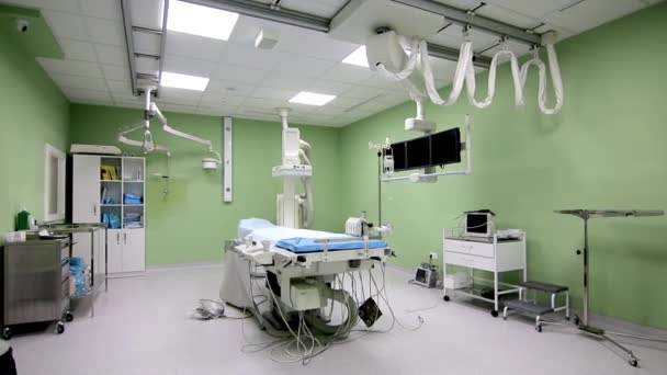 Modern delivery room filled with equipment — Stock Video