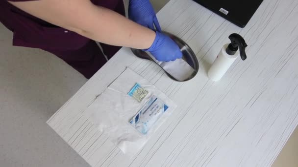 Sestra v ochranném zařízení ukazuje výsledky testů pacientce s COVID-19. zdravotnický personál pečující o pacienta během pandemie koronaviru. — Stock video