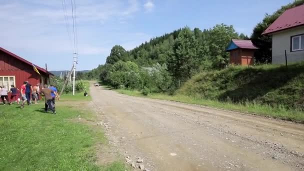 Rally kilpa-auto ajelehtii lika radalla — kuvapankkivideo