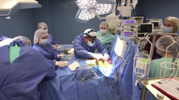 Лікар хірург, який працює в спеціальному освітленні лампи з використанням електричної хірургії втручання хірургії серця крупним планом, відкрита хірургія шлунка мінімально інвазивна хірургія — стокове відео
