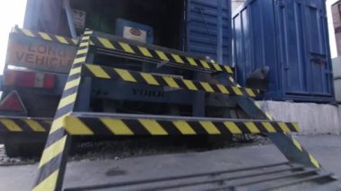 Güneş altında çöp yakma tesisi.,