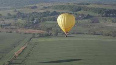 Renkli Kırmızı Mavi Renkler Sıcak Hava Balonları Güzel Sonbahar Ormanı üzerinde Sunet Dağları Güzel Manzara Güneşli Arka plan Seyahat Seyahat Konsepti