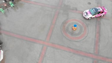 Ariel bir daire içinde drift spor araba vurdu