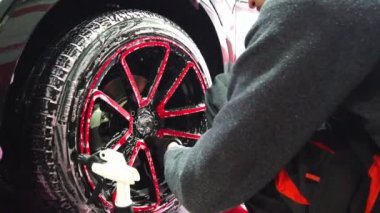 El yıkaması, özel bir hortumla arabasını yıkayan bir adam. El ile taşınabilir araba yıkama. Ayrıntılı ve nazik araba bakımı