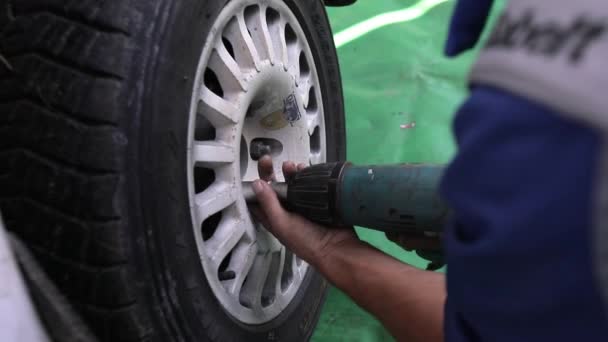 L'équipe prépare la voiture pour le départ, sur le Rallye — Video