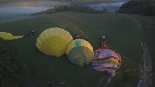 Luftballons auf den Flug vorbereiten — Stockvideo