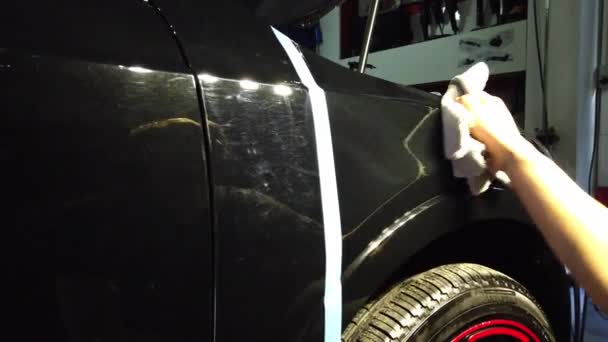 Manuaalinen autopesu. Mies pesee autonsa erityisestä letkusta. Manuaalinen kannettava autopesu. Yksityiskohtainen ja lempeä auton hoito videoleike