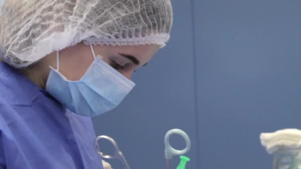 Az orvos steril orvosi felszerelést használ a műtét alatt. 4K. — Stock videók