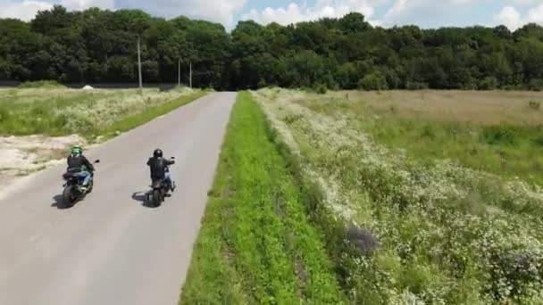 Motorsyklist syklist kjører motorsykkel. Kjører på landeveiseventyr på en kattesykkel i naturen. – stockvideo