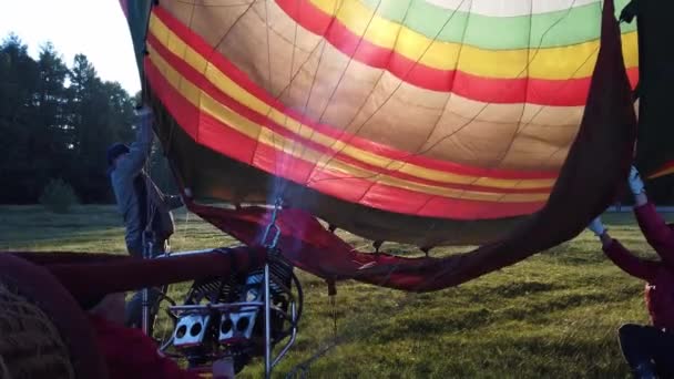 Preparación de globos aéreos para el vuelo — Vídeo de stock