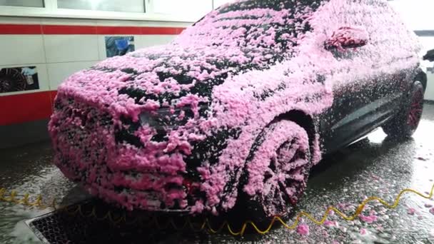 Manual car wash. A man washes his sedan from a special hose. Manual portable car wash. Detailed and gentle car care — Stock Video