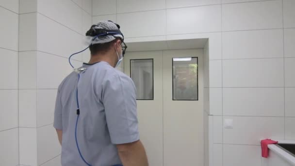 Zespół chirurgiczny szoruje się przed operacją. Chirurg myje ręce przed operacją. Szpital chirurgiczny przygotowuje się do operacji w centrum medycznym. Pracownicy medyczni w fartuchach — Wideo stockowe