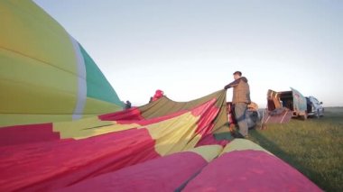 Uçuş için hava balonları hazırlanıyor.