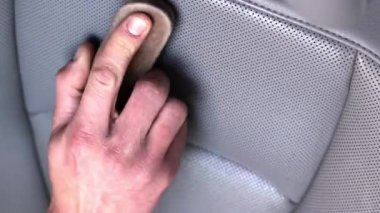 Deri koltukları tozdan ve çamurdan sil ve parlat. Profesyonel oto temizleme.